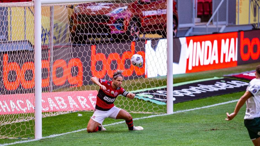 Diego salva Flamengo de levar um gol em jogo diante do Palmeiras, pela Supercopa do Brasil - Marcelo Cortes/Flamengo