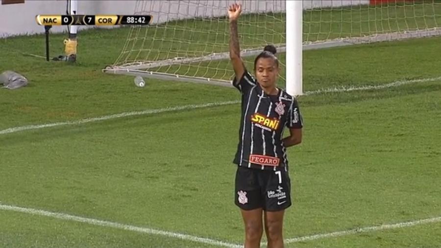 Grazi comemora com punho erguido gol do Corinthians contra o Nacional, pela Libertadores feminina - Reprodução