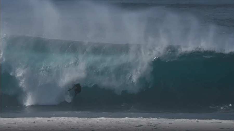 Surfista havaiano Eli Hanneman cai em Pipeline, tem pâncreas perfurado e diversas lacerações - Reprodução