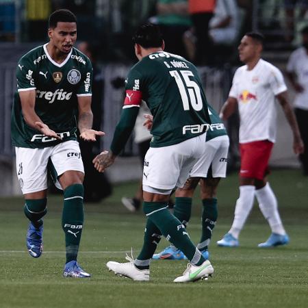 Murilo e Gustavo Gómez comemoram gol do Palmeiras contra o Red Bull Bragantino