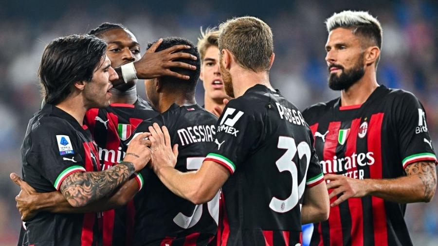 Jogadores do Milan comemoram gol do Brasileiro Junior Messias na partida contra a Sampdoria, pelo Campeonato Italiano - Simone Arveda/Getty 