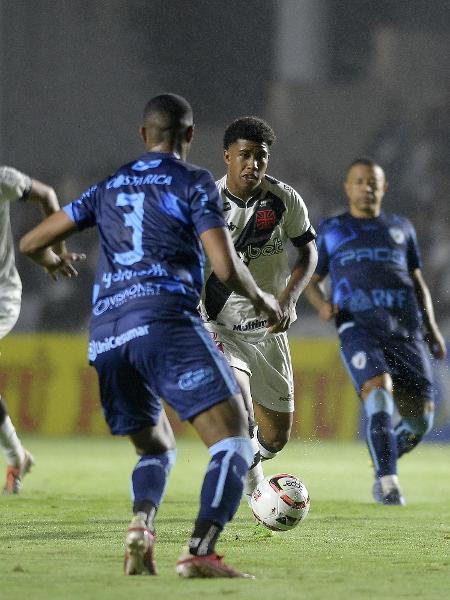 Jogadores de Vasco e Londrina brigam pela bola em jogo da Série B -  DHAVID NORMANDO/FUTURA PRESS/FUTURA PRESS/ESTADÃO CONTEÚDO