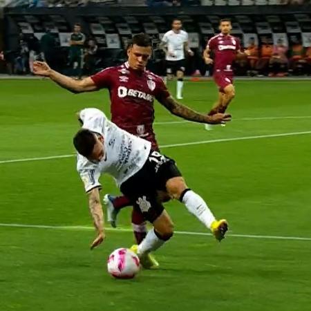 Atacante se lesionou em dividida com Calegari, do Fluminense - Reprodução/TV Globo