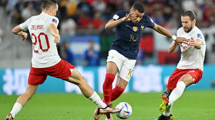 Kylian Mbappé disputes the ball with Krychowiak and Zielinski in the Round of 16 match between France and Poland - Anadolu Agency/Anadolu Agency via Getty Images - Anadolu Agency/Anadolu Agency via Getty Images