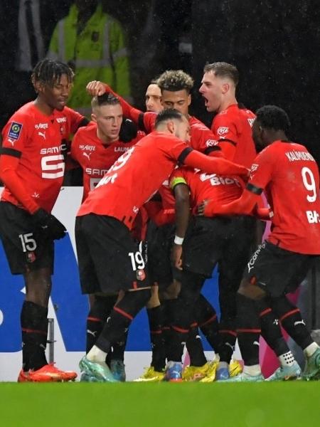 Jogadores do Rennes celebram gol sobre o PSG no Campeonato Francês - JEAN-FRANCOIS MONIER / AFP