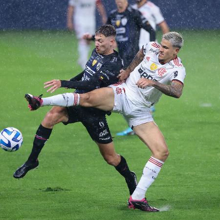 Carabajal e Pedro brigam pela bola em Del Valle x Flamengo, jogo da Recopa Sul-Americana - Franklin Jacome/Getty Images