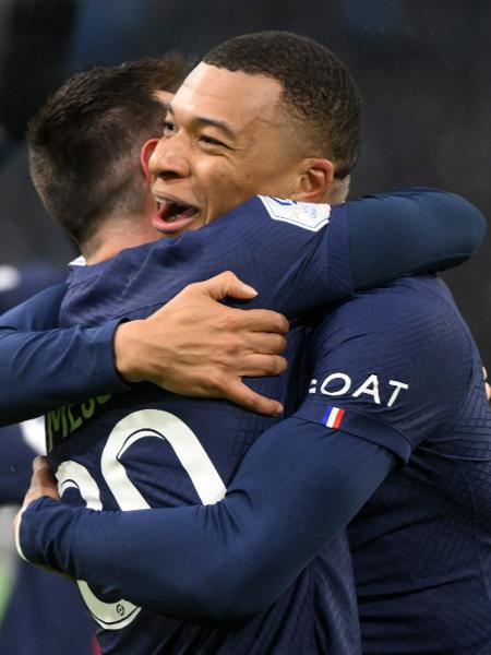 Messi e Mbappé se abraçam em PSG x Olympique de Marseille. A dupla foi responsável pelos três gols e assistências na vitória parisiense. - NICOLAS TUCAT/AFP