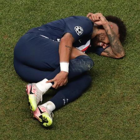 Neymar com dores durante jogo do PSG em 2020