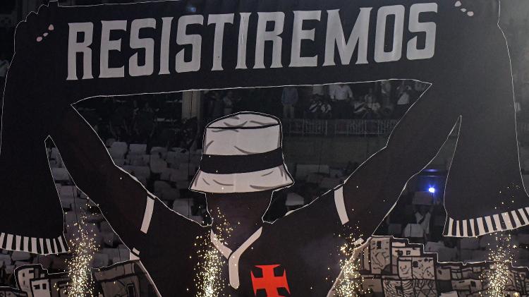 Torcida do Vasco exibe mosaico em jogo contra o Coritiba no Brasileirão