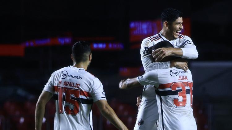 Alan Franco celebra gol do São Paulo sobre o Coritiba em partida do Campeonato Brasileiro