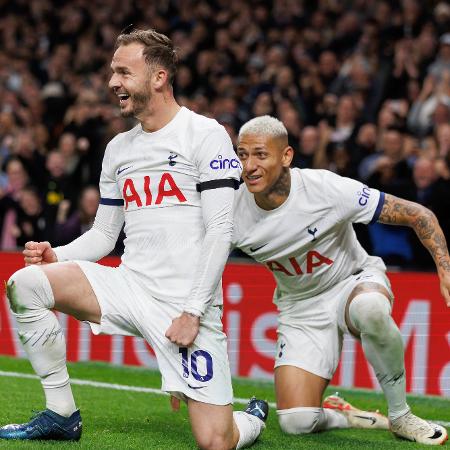 Maddison e Richarlison celebram gol pelo Tottenham contra o Fulham no Campeonato Inglês
