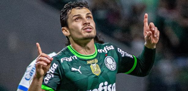 Raphael Veiga muda de posição e retoma destaque no Palmeiras