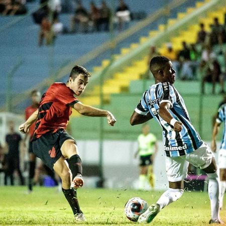 Chiqueti, do Athletico-PR, tenta finalização em jogo contra o Grêmio, pela Copinha