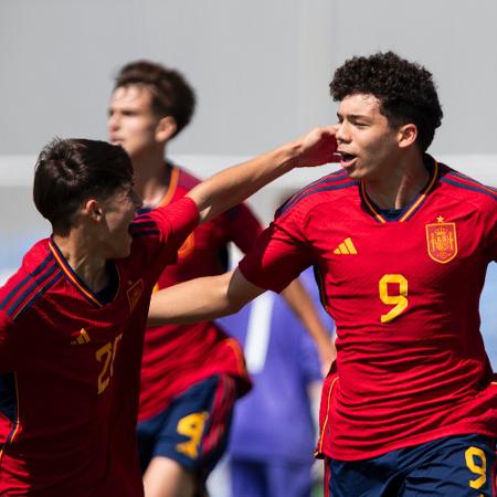 Enzo Alves comemora após marcar pelo Sub-15 da seleção espanhola - Reprodução/Twitter