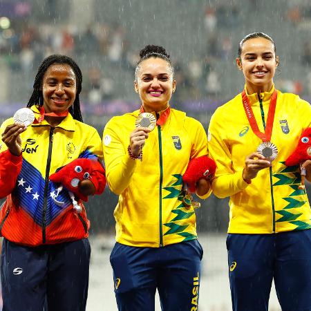 Fernanda Yara, ouro, e Maria Clara Augusto, bronze, no pódio no 400m, da classe T47 dos Jogos Paralímpicos de Paris