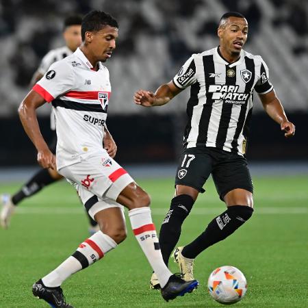 Luiz Gustavo em ação durante Botafogo x São Paulo, duelo da Libertadores