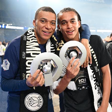 Os irmãos Kylian e Ethan Mbappé atuaram juntos pelo PSG - Christian Liewig/Getty