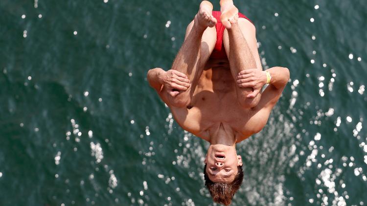 Atletas saltam da Ponte JK, em Brasília, durante Campeonato Mundial Júnior de High Diving