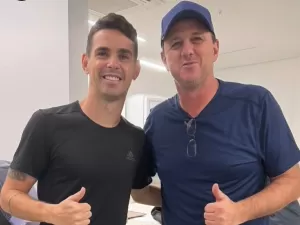 Perto do São Paulo, Oscar posta foto com Rogério Ceni: 'Ídolo'