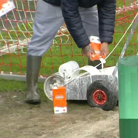 Leite é usado para reforçar linhas de gramado antes de jogo em Portugal