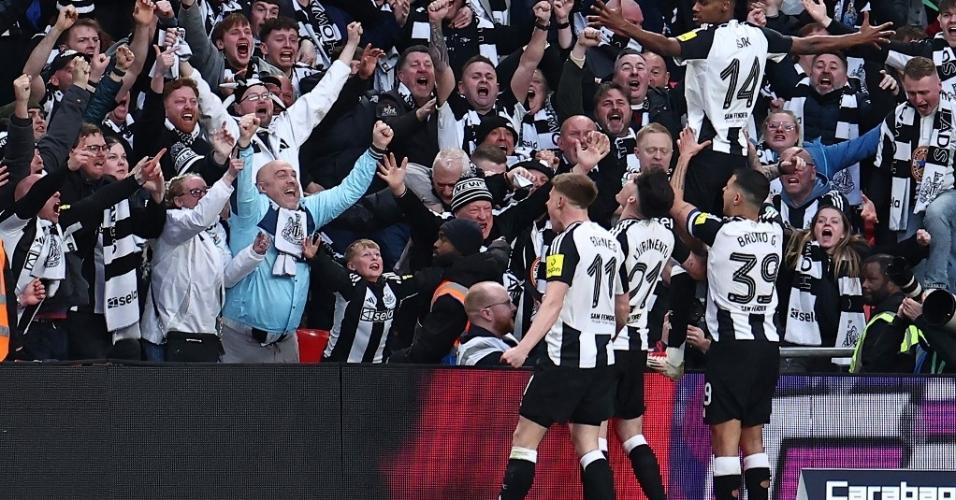 Jogadores do Newcastle comemoram com a torcida em Wembley gol marcado contra o Liverpool na final da Copa da Liga Inglesa