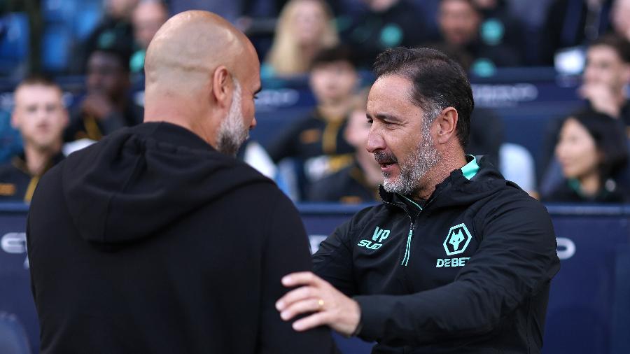 Pep Guardiola, técnico do Manchester City, e Vitor Pereira, do Wolverhampton, se cumprimentam antes de jogo da Premier League Pep Guardiola, técnico do Manchester City, e Vitor Pereira, do Wolverhampton, se cumprimentam antes de jogo da Premier League