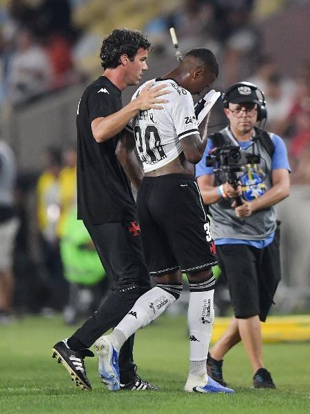 Médico do Vasco, Rodrigo Sasson, conduz Robert Renan para fora do campo Médico do Vasco, Rodrigo Sasson, conduz Robert Renan para fora do campo