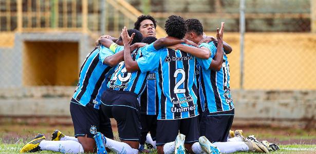 Grêmio garante vaga nas semifinais da Copinha ao vencer o Ceará.