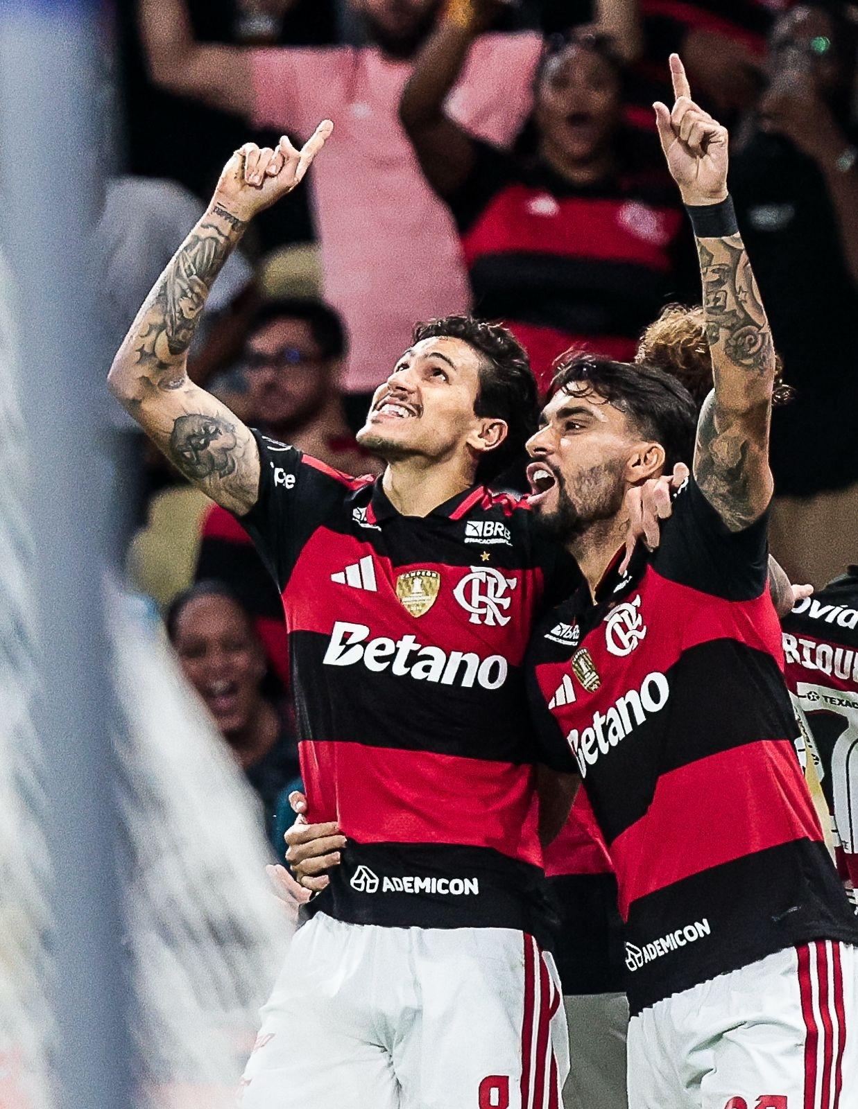 Pedro comemora gol pelo Flamengo e é abraçado por Paquetá em jogo contra o Estudiantes - undefined