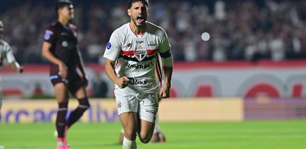 Calleri cita tensão após empate do Bolívar e brinca com 'pênalti de 100 kg'