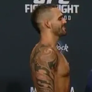 Santiago Ponzinibbio e Lorenz Larkin fazem encarada curiosa na pesagem do UFC Flórida - Reprodução