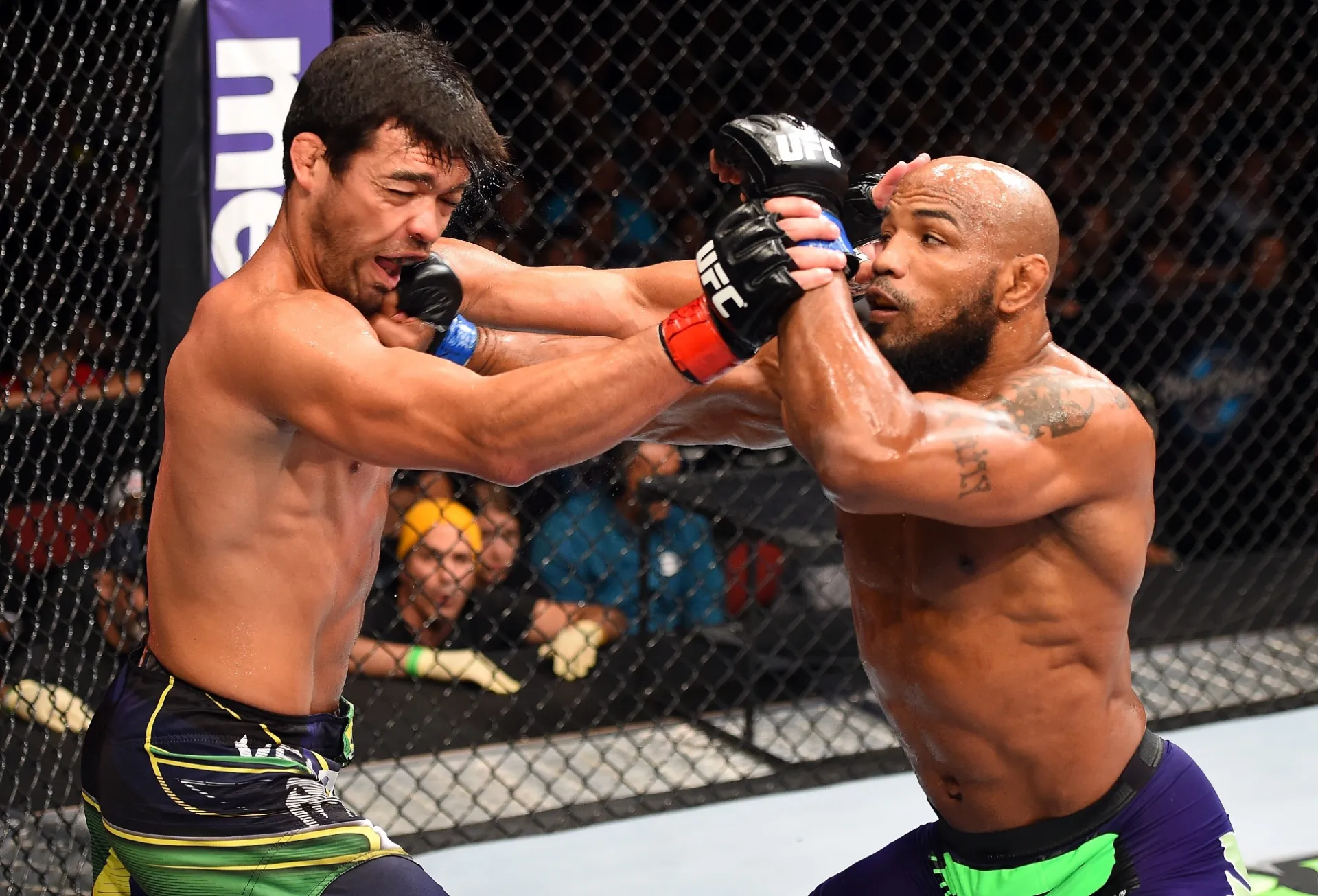 Yoel Romero acerta Lyoto Machida durante a vitória por nocaute no terceiro round - Josh Hedges/Zuffa LLC UFC