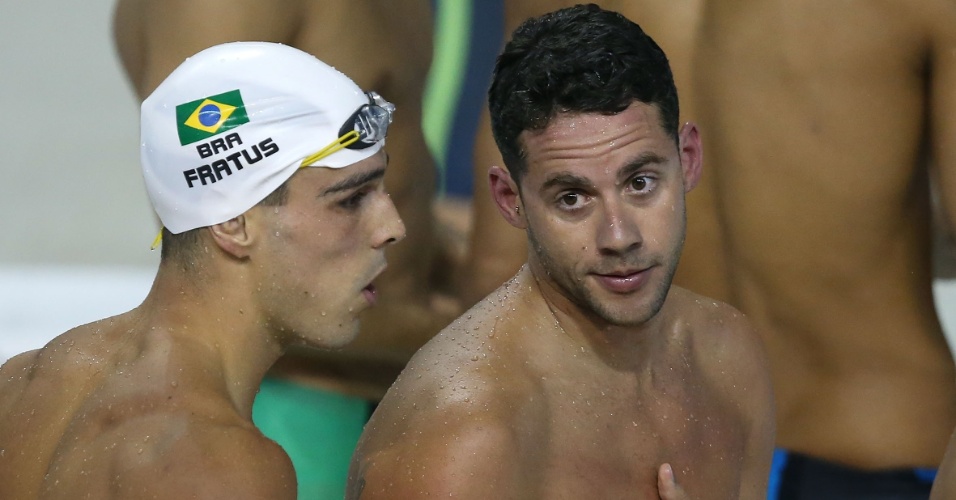 Bruno Fratus (e) e Thiago Pereira conversam após eliminatórias do revezamento 4 x 100 m livre