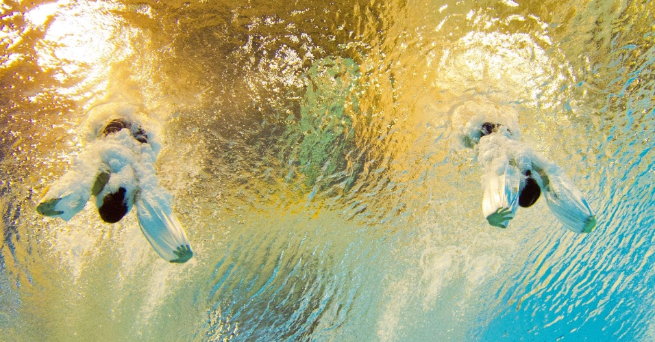 Câmera subaquática capta a entrada na água da dupla canadense dos saltos ornamentais na plataforma de 3 metros