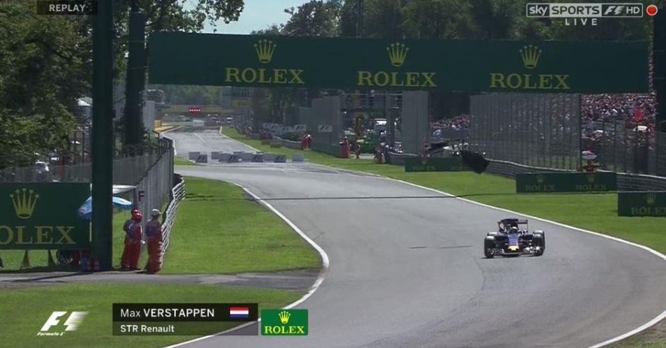 Max Verstappen, da Toro Rosso, perdeu a tampa do motor na pista