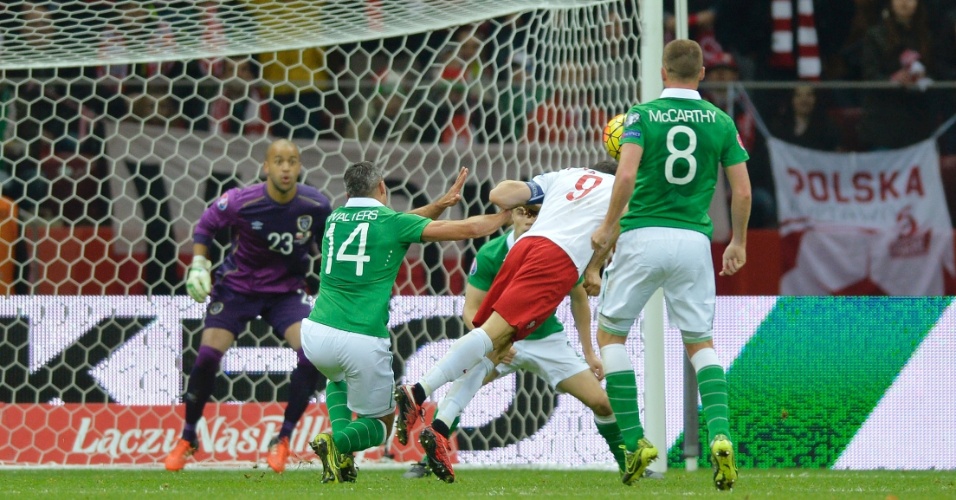 Lewandowski se estica para cabecear a bola e marcar para a Polônia contra a Irlanda, pelas Eliminatórias da Euro 2016