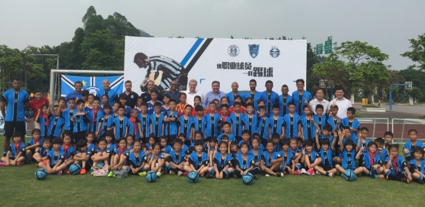 Comitiva do Grêmio e alunos de parceria com Black Panthers na China - Divulgação/Grêmio