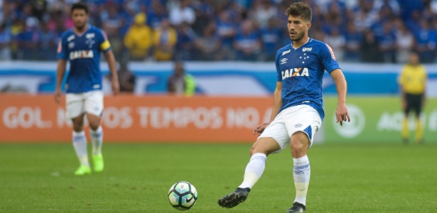 Lucas Silva em ação pelo Cruzeiro; volante convenceu o clube a renovar - Washington Alves/Light Press/Cruzeiro