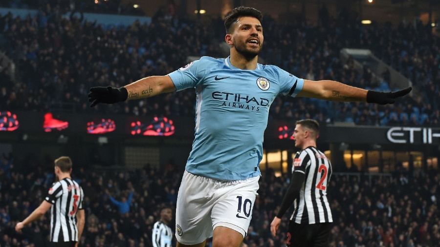 Agüero comemora gol para o Manchester City contra o Newcastle - Paul Ellis/AFP