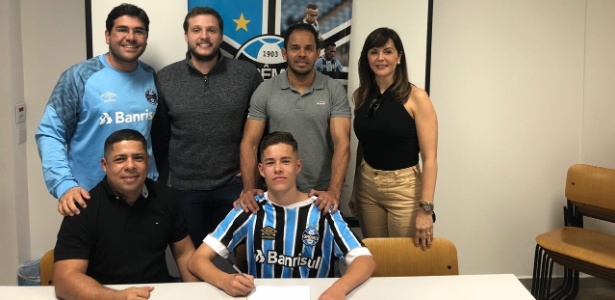 Pedro Lucas, de 16 anos, assina contrato com o Grêmio seu primeiro contrato profissional - Arquivo Pessoal
