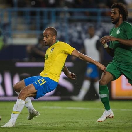 Lucas Moura tenta chute durante amistoso da seleção brasileira contra a Arábia Saudita