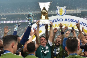 Jogadores do Palmeiras comemoram o titulo do Campeonato Brasileiro com o presidente eleito Jair Bolsonaro - Eduardo Carmim/Photo Premium/Folhapress