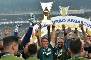 Jogadores do Palmeiras comemoram o titulo do Campeonato Brasileiro com o presidente eleito Jair Bolsonaro - Eduardo Carmim/Photo Premium/Folhapress