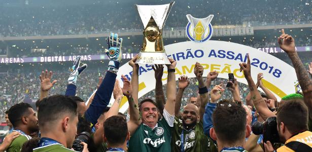 Bolsonaro levanta a taça de campeão brasileiro com os jogadores do Palmeiras - Eduardo Carmim/Photo Premium/Folhapress
