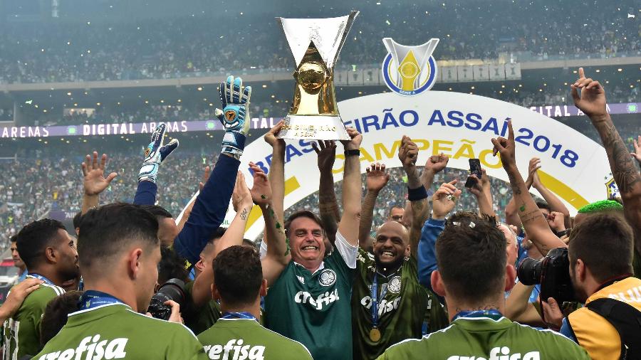Jogadores do Palmeiras comemoram o titulo do Campeonato Brasileiro com o presidente eleito Jair Bolsonaro - Eduardo Carmim/Photo Premium/Folhapress