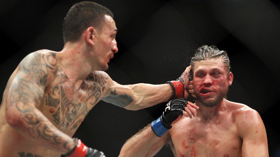 Max Holloway acerta soco em Brian Ortega no UFC 231 - Vaughn Ridley/Getty Images