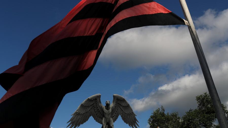 Bandeira do Flamengo ao vento em frente ao CT Ninho do Urubu. Clube marcará luto em uniforme até o final da temporada - Ricardo Moraes/Reuters
