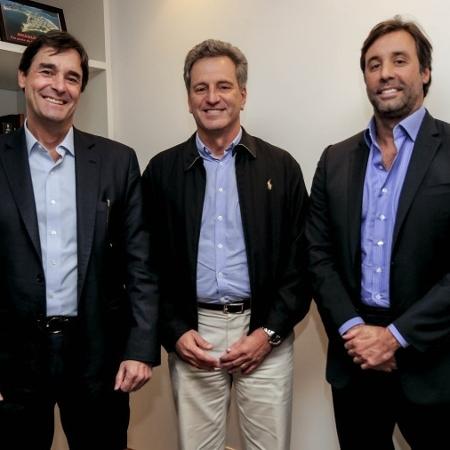 O presidente Rodolfo Landim (centro) com os executivos do banco BS2 após a assinatura de contrato com o Flamengo - Marcelo Cortes / Flamengo