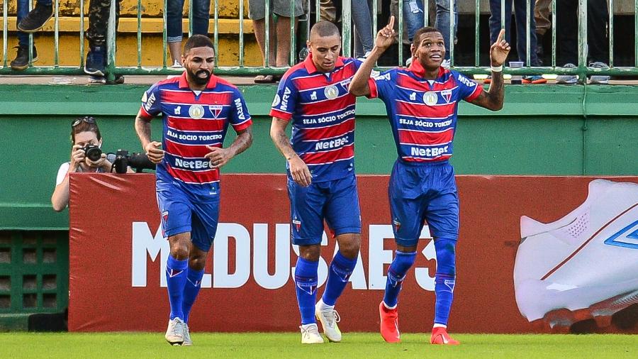 Marcinho (direita) tem sido um dos destaques do Fortaleza ao longo da temporada - Ricardo Luis Artifon/AGIF