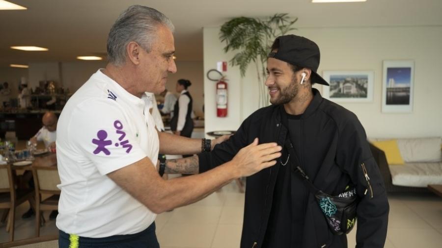 Tite (e) conversou com Neymar (d) tão logo o jogador se juntou à seleção brasileira na Granja Comary - Lucas Figueiredo/CBF